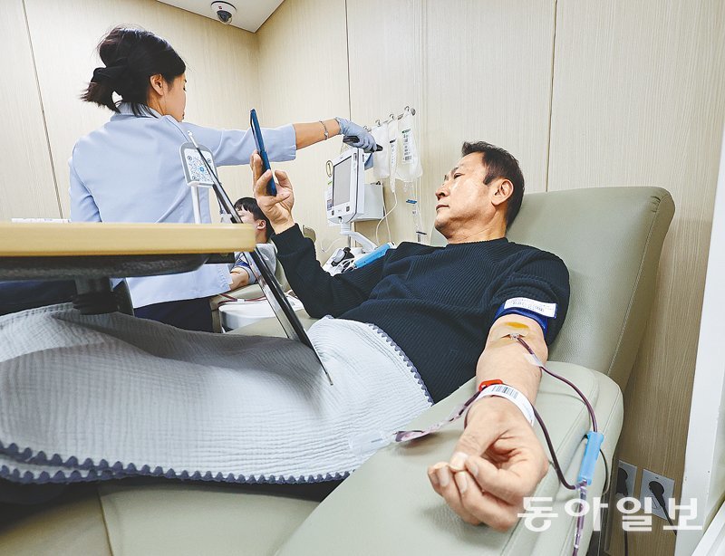 24일 오후 서울 종로구 헌혈의집 광화문센터에서 김의중 씨(61)가 헌혈하고 있다. 대한적십자사에 따르면 지난해 전체 헌혈의 11.7%는 김 씨와 같은 ‘5060세대‘가 한 것으로 나타났다. 현행법에 따르면 만 70세부터는 헌혈을 할 수 없다. 이한결 기자 always@donga.com