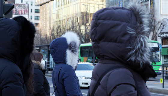 연일 한파가 몰아친 가운데 24일 오전 서울 광화문 네거리에서 시민들이 두터운 외투를 입고 출근하고 있다. 2024.1.24/뉴스1