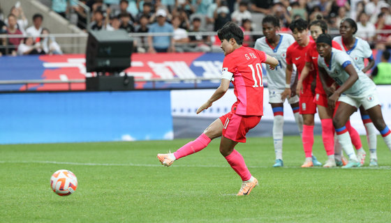 지소연이 8일 서울 마포구 상암동 서울월드컵경기장에서 열린 대한민국 여자축구 대표팀과 아이티의 평가전에서 페널티킥 동점골을 넣고 있다. 2023.7.8 뉴스1