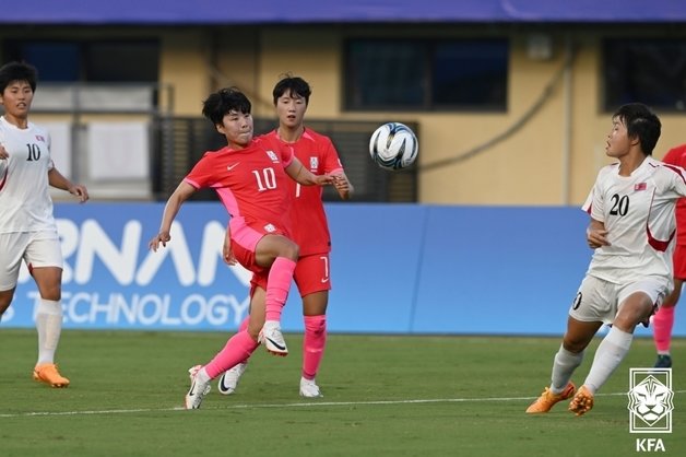 30일 중국 원저우 스포츠센터 스타디움에서 열린 2022 항저우 아시안게임 여자축구 8강전 한국과 북한의 경기, 지소연이 공격을 시도하고 있다. (대한축구협회 제공) 2023.9.30 뉴스1