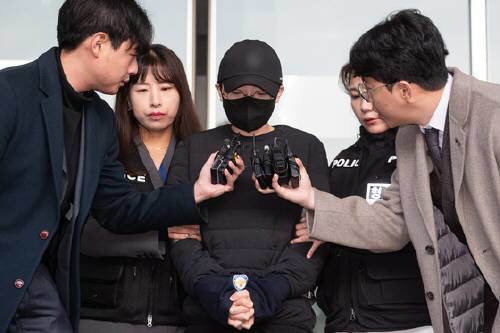 ‘재벌 3세’를 사칭하며 사기 행각을 벌인 혐의로 구속된 전청조씨(27)가 지난해 11월 10일 서울 송파경찰서에서 검찰로 송치되고 있다. 뉴스1