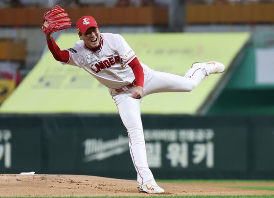 23일 오후 인천 SSG랜더스필드에서 열린 프로야구 ‘2023 신한은행 SOL KBO 포스트시즌’ 준플레이오프 2차전 NC 다이노스와 SSG 랜더스의 경기, SSG 선발투수 김광현이 1회초 등판해 역투하고 있다. 2023.10.23. 뉴스1