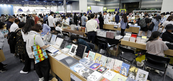 14일 서울 강남구 코엑스에서 열린 국내 최대 규모의 책 축제 ‘서울국제도서전’을 찾은 관람객들이 전시를 둘러보고 있다. 1954년 1회 도서전을 시작으로 65번째를 맞은 이번 도서전은 36개국 530개 출판사(국내 360개사, 해외 170개사)가 참여한다. 올해는 ‘비인간, 인간을 넘어 인간으로 NONHUMAN’가 주제다. 2023.6.14/뉴스1