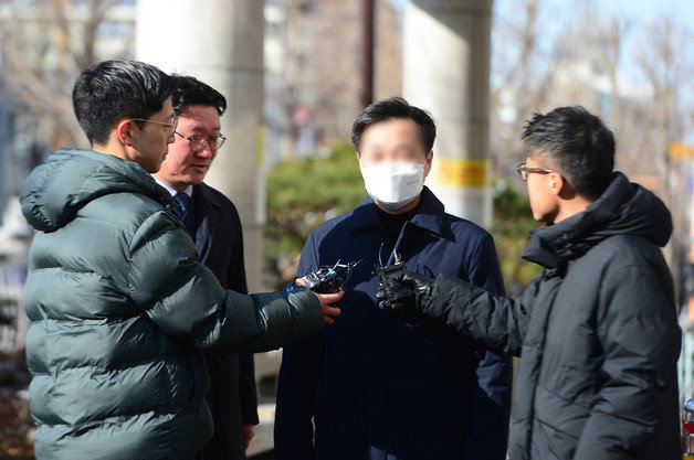 25일 뇌물수수 혐의를 받는 현직 치안감 A씨가 구속 전 피의자 심문을 받기 위해 광주지방법원에 들어서며 취재진 질문에 답하고 있다.  2024.1.25/뉴스1