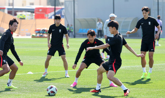 2023 아시아축구연맹(AFC) 카타르 아시안컵에 출전 중인 대한민국 축구대표팀이 24일(현지시간) 카타르 도하 알 에글라 트레이닝 센터에서 훈련을 하고 있다. 2024.1.24. 뉴스1