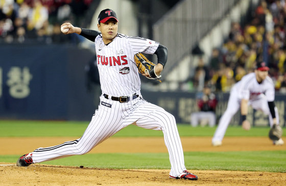 8일 오후 서울 송파구 올림픽로 잠실야구장에서 열린 프로야구 ‘2023 신한은행 SOL KBO 포스트시즌’ 한국시리즈 2차전 LG 트윈스와 kt 위즈의 경기, 3회초 LG의 세 번째 투수 정우영이 역투하고 있다. 2023.11.8 뉴스1