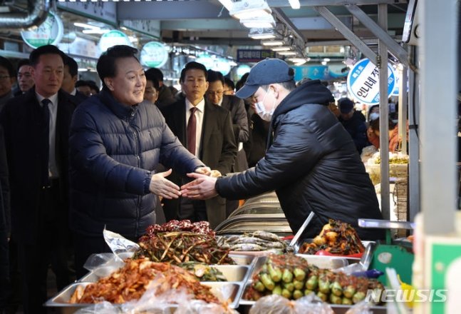 윤석열 대통령이 25일 경기도 의정부시 의정부제일시장을 찾아 상인과 인사나누고 있다. 2024.01.25. 대통령실통신사진기자단