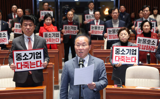 윤재옥 원내대표를 비롯한 국민의힘 의원들이 25일 서울 여의도 국회에서 열린 의원총회에서 중대재해처벌법 적용 2년 유예 법안을 처리할 것을 촉구하고 있다.  2024.1.25/뉴스1