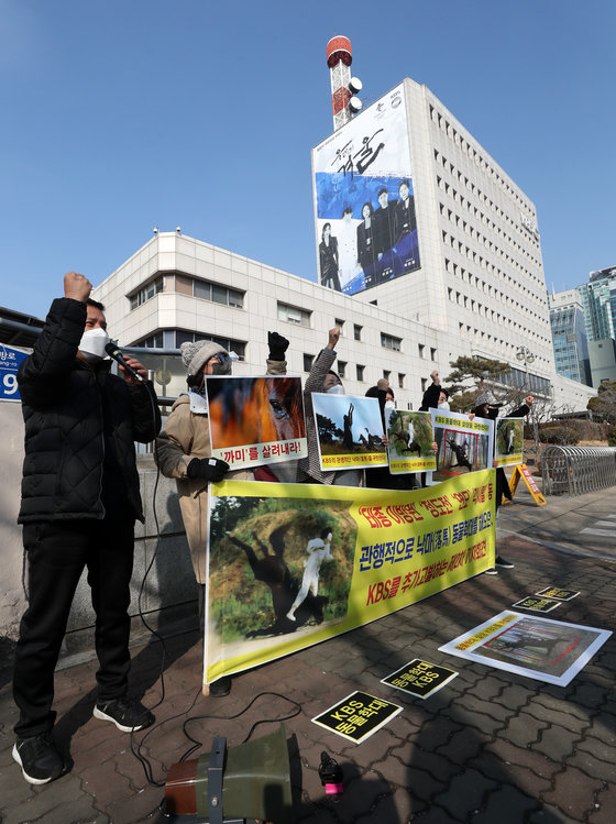 한국동물보호연합 구성원들이 26일 오후 서울 영등포구 KBS별관 앞에서 ‘KBS의 관행적인 낙마(落馬) 추가 고발 기자회견’을 하고 있다. 한국동물보호연합은 이날 기자회견을 통해 “KBS가 태종 이방원 뿐 아니라 각시탈, 정도전, 연모 등 여러 드라마에서도 관행적으로 낙마를 해왔다“고 밝히고, 이전 드라마나 영화에 나오는 말들의 생사 공개를 요구하며 더불어 미디어 등에서 더이상 동물들이 다치거나 죽지 않도록 제도적 장치 마련을 촉구했다. 2022.1.26. 뉴스1