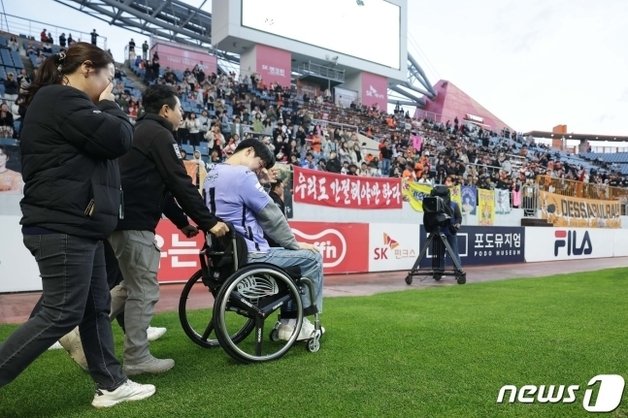 지난해 11월11일 제주 서귀포월드컵경기장에서 열린 유연수 선수의 은퇴식.(제주유나이티드 제공)