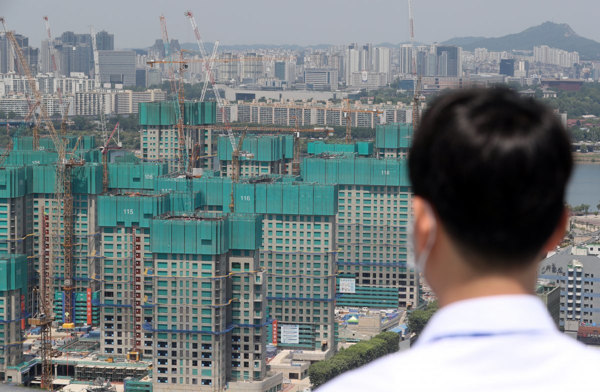 서울의 한 아파트 단지 공사 현장. 올해 강남권에서 16개 단지가 분양에 나설 예정이다.  뉴시스