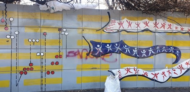 올림픽공원에서 발견된 빨간 스프레이 낙서 (한국체육진흥공단 제공)