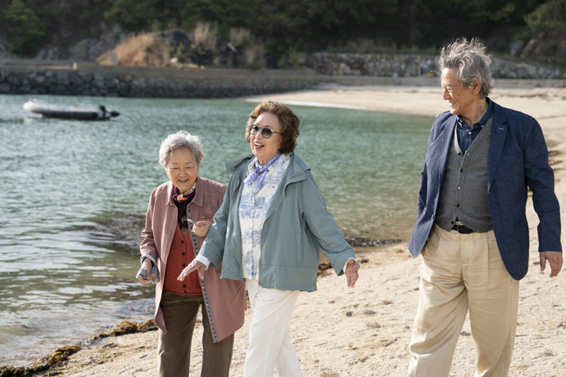 영화 ‘소풍’에서 중학교 동창 금순(김영옥) 은심(나문희) 태호(박근형)가 60년 만에 고향에서 만나 즐거운 한때를 보내고 있다. 영화는 죽음을 앞둔 노인들의 일상을 현실적으로 그려냈다. 롯데엔터테인먼트 제공