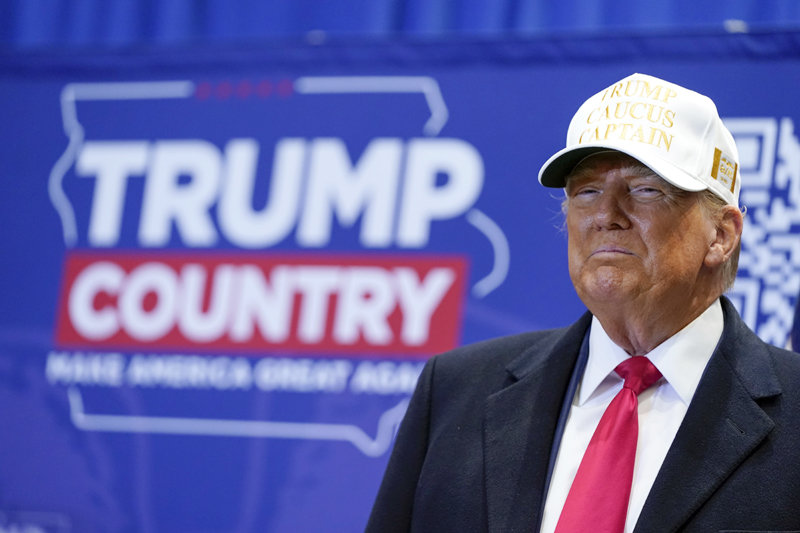 트럼프 전 대통령이 14일 자신의 이름이 적힌 모자를 쓰고 유세를 하는 모습. 인디애놀라=AP 뉴시스
