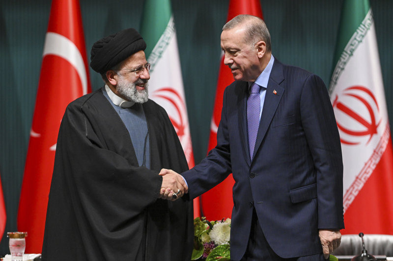 2021년 취임 후 처음 튀르키예(터키)를 방문한 에브라임 라이시 이란 대통령(왼쪽)이 24일 수도 앙카라에서 레제프 타이이프 에르도안 대통령과 정상회담을 갖고 양국 협력을 논의했다. 앙카라=AP 뉴시스