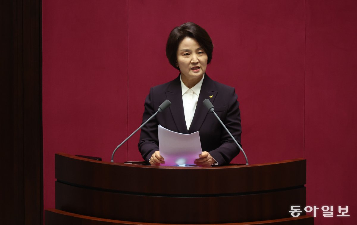 25일 서울 여의도 국회에서 열린 제412회국회(임시회) 본회의에서 정의당 이은주 의원이 사퇴 의사를 밝히고 있다. 박형기 기자 oneshot@donga.com