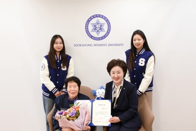 김정자 할머니(왼쪽 아래)가 22일 장윤금 숙명여대 총장으로부터 장학 증서를 건네받고 있다. 숙명여대 제공
