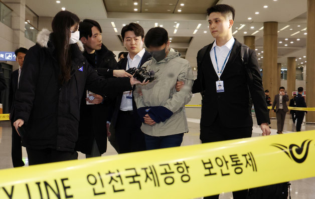 국민건강보험공단 재정관리팀장으로 재직하며 총 46억 원을 횡령한 혐의(특정경제범죄 가중처벌 등에 관한 법률 위반)를 받는 최 모(46) 씨가 17일 오전 인천공항에 도착해 송환되고 있다. 2024.1.17/뉴스1