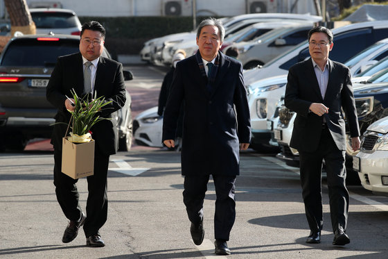 한오섭 정무수석이 26일 오전 배현진 국민의힘 의원이 입원 중인 서울 용산구 순천향대병원에 들어서고 있다. 2024.1.26. 뉴스1