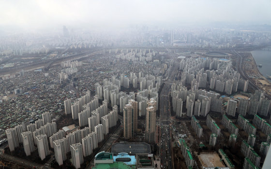 서울 송파구 롯데월드타워 서울스카이에서 바라본 서울시내 아파트 단지 모습. 2024.1.22. 뉴스1