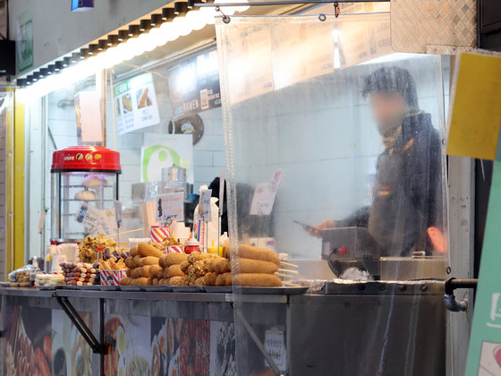 서울 중구 명동거리에서 상인이 영업준비를 하고 있다. . 뉴스1