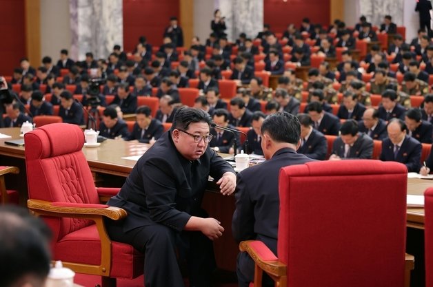 북한 노동당 기관지 노동신문은 25일 “지방공업 발전의 획기적인 이정표 확정명시에 목적을 둔 노동당 중앙위원회 제8기 제19차 정치국 확대회의가 1월23일부터 24일까지 진행되었다“라고 보도했다. 김정은 노동당 총비서는 이번 회의에서 ‘지방발전 20X10 정책’ 이행 방안을 지시했다. (평양 노동신문=뉴스1)