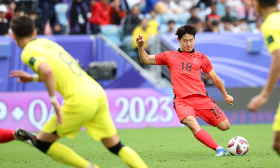 대한민국 축구대표팀 이강인이 25일(현지시간) 카타르 알와크라 알자누브 스타디움에서 열린 2023 아시아축구연맹(AFC) 카타르 아시안컵 조별리그 E조 조별리그 3차전 대한민국과 말레이시아의 경기에서 2-2를 만드는 프리킥 득점을 올리고 있다. 2024.1.25 뉴스1