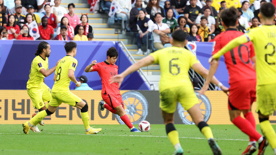 대한민국 축구대표팀 이강인이 25일(현지시간) 카타르 알와크라 알자누브 스타디움에서 열린 2023 아시아축구연맹(AFC) 카타르 아시안컵 조별리그 E조 조별리그 3차전 대한민국과 말레이시아의 경기에서 크로스를 올리고 있다. 2024.1.25 뉴스1