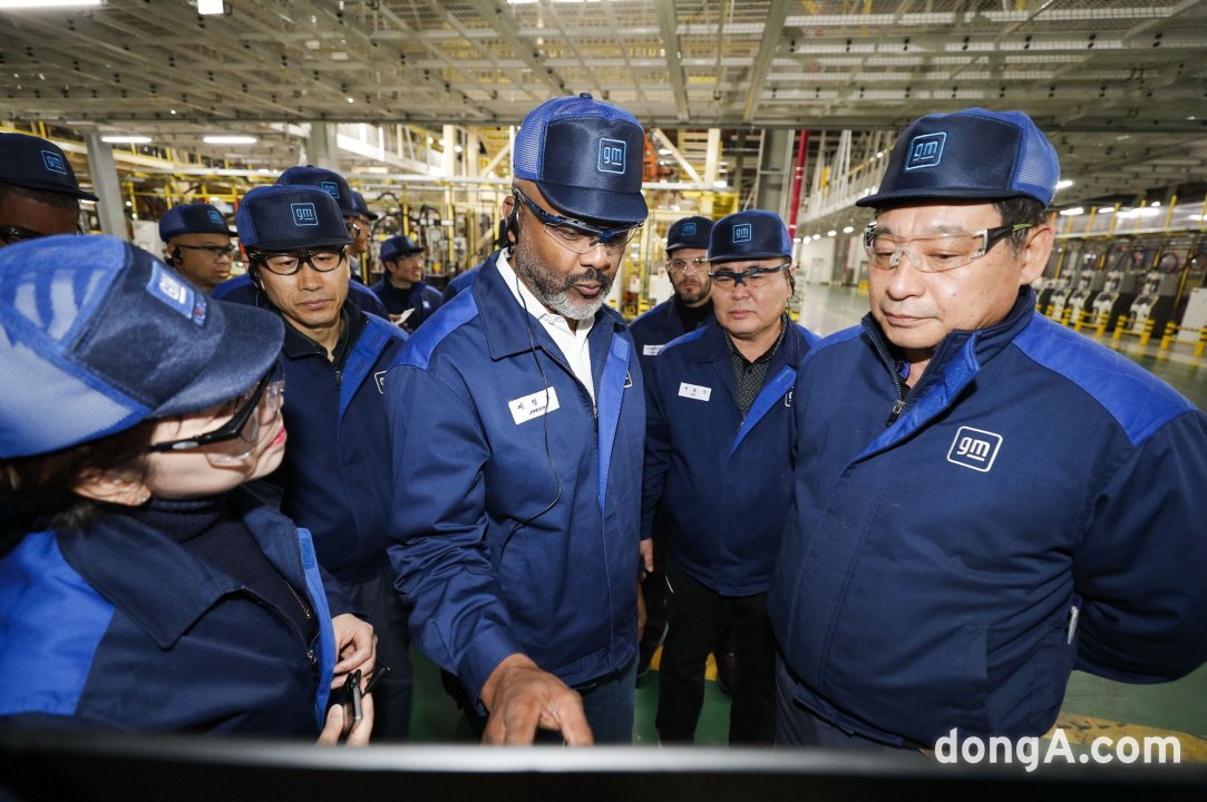 GM한국사업장 창원공장을 방문한 제럴드 존슨 GM 글로벌 생산 부문 총괄 부사장(가운데)이 공장 운영 상태를 면밀히 살펴보고 있다.