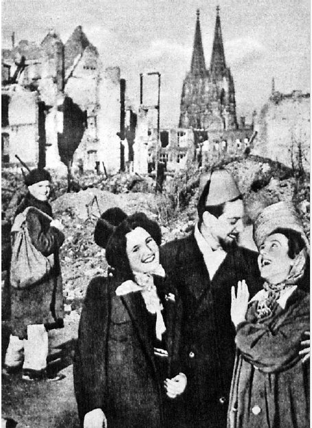 1948년 독일의 한 신문에 실린 그림. 폐허를 딛고 웃고 있는 독일인들의 모습이 그려져 있다. 전후 독일인들은 “내가 너를 빠르게 재건해줄게. 너는 잘못이 없으니까”라는 구호를 외쳤다. ⓒNeue Illustrierte·ⓒOMGUS·위즈덤하우스 제공