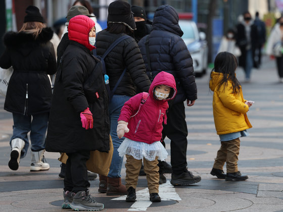 추위가 다소 누그러지면서 평년 기온을 회복한 26일 오후 서울 명동거리에서 관광객들이 걸어가고 있다. 2024.1.26. 뉴스1