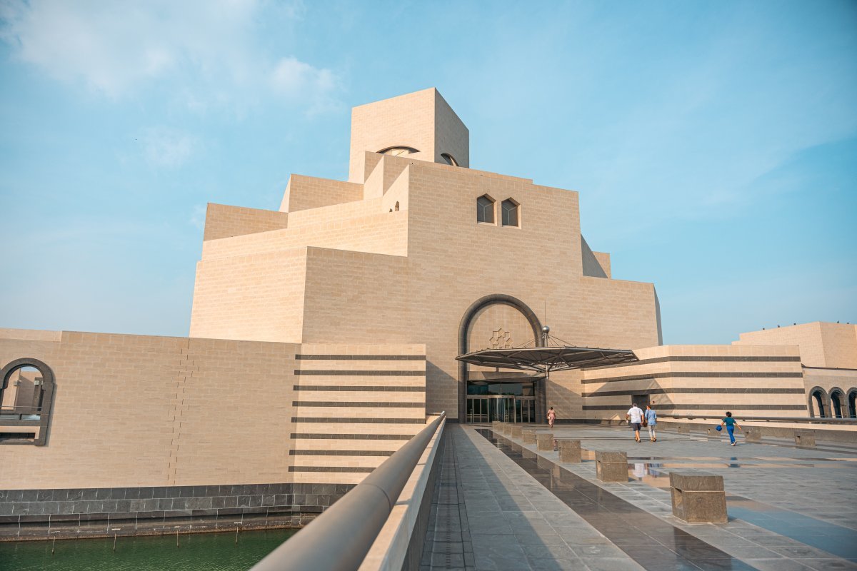 ‘사막 장미’를 본따 세계적인 건축가 장 누벨이 설계하고 현대건설이 시공한 ‘카타르 국립박물관’의 모습. (위) 모더니즘 건축의 거장 이오밍페이(貝聿銘)가 히잡을 쓴 무슬림 여인을 형상화 해 설계한 ‘이슬람예술박물관’. 정중앙의 두 창문은 여성의 두 눈을 표현했다고 한다. 카타르 국제언론실 제공