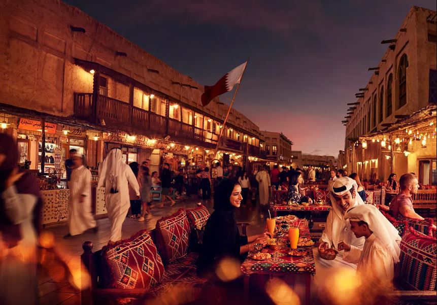 밤에 더 붐비는 카타르 도하의 전통시장 ‘수크 와키프’(Souq Waqif)의 모습. 카타르 관광청 제공