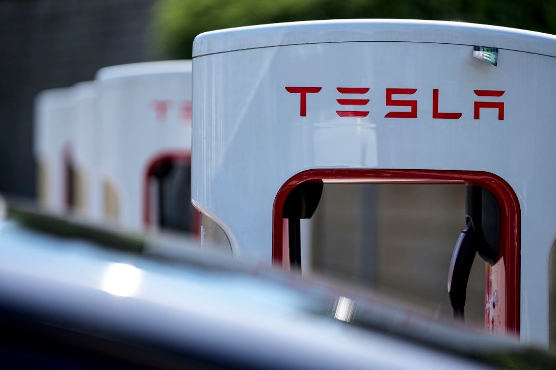 일론 머스크 테슬라 CEO는 2020년 ‘반값 전기차’ 출시를 공언한 적 있다. 최근 로이터 기사에 따르면 테슬라는 보급형 신차를 내년 출시하기 위해 준비 중이다. AP 뉴시스