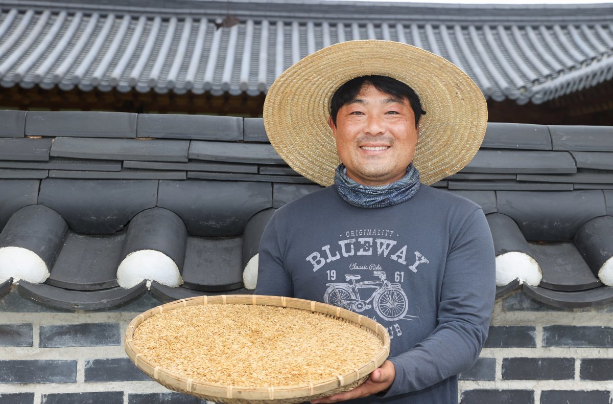 전남 강진군에서 쌀귀리를 생산하는 박정웅 씨가 수확한 쌀귀리를 보여주고 있다. 강진군 제공