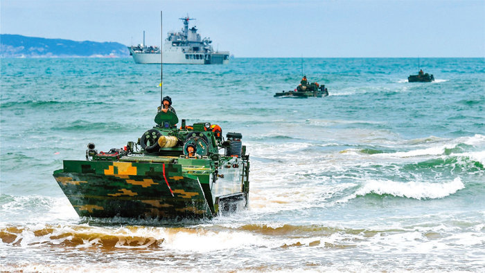 2022년 5월 7일 중국군이 대만 침공을 가정해 수륙 양용 장갑차를 동원한 상륙훈련을 실시하고 있다. [PLA 제공]