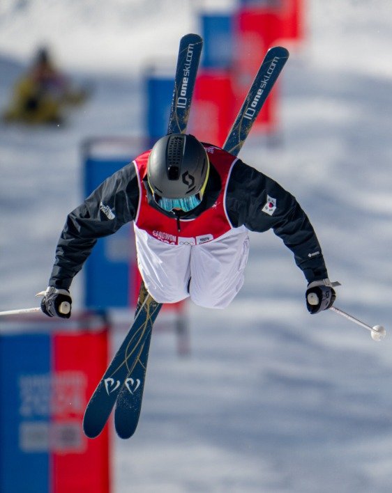 27일 프리스타일 스키 남자 듀얼모굴에서 금메달을 딴 이윤승. (올림픽인포메이션서비스 OIS 제공)