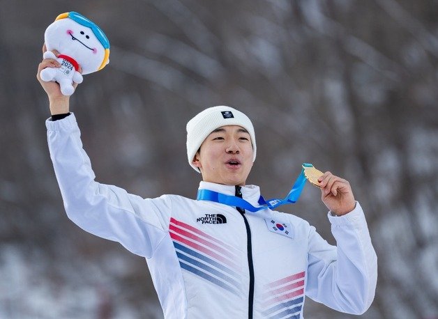 프리스타일 스키 남자 듀얼모굴에서 금메달을 딴 이윤승. (올림픽인포메이션서비스 OIS 제공)