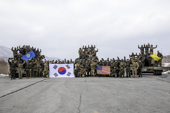 육군은 수도기계화보병사단 예하 번개여단과 한미연합사단·미2사단 예하 스트라이커여단이 지난해 12월 29일부터 경기도 포천 승진훈련장에서 연합전투사격훈련을 실시했다고 지난 4일 밝혔다. 훈련에 참가한 한미 연합전투단 장병들이 기념사진을 촬영하고 있다. 육군 제공