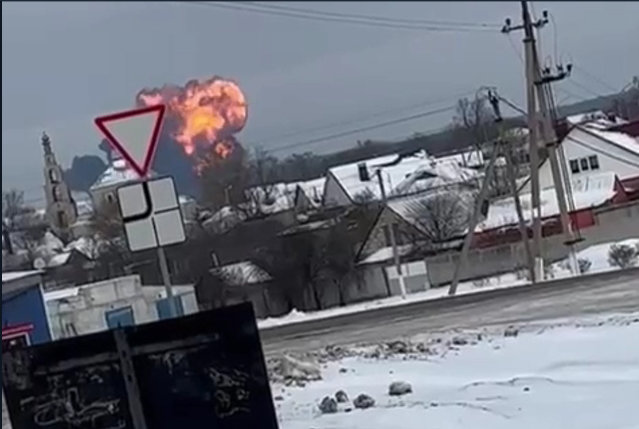 23일(현지시간) 러시아 벨고로드주 야블로노보 인근 주택가에 추락한 군용기에서 불길이 치솟고 있다.  사진=The Moscow Times (EN) 텔레그램 영상