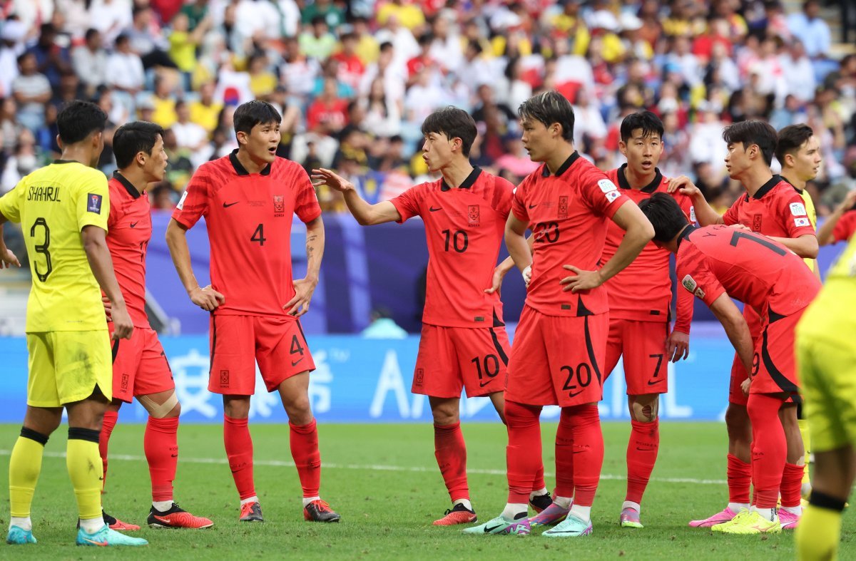 대한민국 축구대표팀이 25일(현지시간) 카타르 알와크라 알자누브 스타디움에서 열린 2023 아시아축구연맹(AFC) 카타르 아시안컵 조별리그 E조 조별리그 3차전 대한민국과 말레이시아의 경기, 1-2로 뒤진 후반 긴급하게 대화를 나누고 있다. 사진=뉴스1