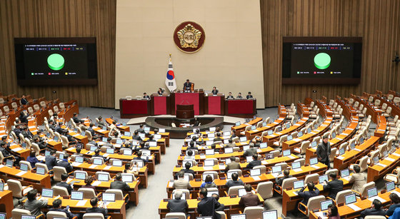 9일 오후 서울 여의도 국회 본회의장에서 열린 제411회 국회(임시회) 제4차 본회의에서 10·29 이태원 참사 진상규명과 재발 방지를 골자로 한 이태원 참사 특별법 수정안이 국민의힘 의원들이 퇴장한 가운데 재석 177명, 찬성 177표로 가결되고 있다. 2024.1.9 뉴스1