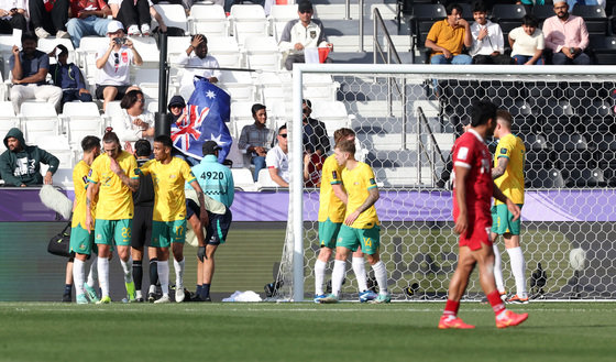 호주 보일이 28일(현지시간) 카타르 도하 자심 빈 하마드 스타디움에서 열린 2023 아시아축구연맹(AFC) 카타르 아시안컵 16강전 인도네시아와 호주의 경기에서 추가골을 넣은 후 동료 선수들과 기뻐하고 있다. 2024.1.28 뉴스1