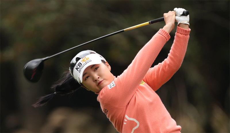 Lee Ye-won, who won three Korea Ladies Professional Golf (KLPGA) Tour titles last year (grand prize, money winner, and lowest number of strokes), has set a goal of winning the most wins this season.  Lee Ye-won is putting a lot of effort into iron shot training, which has been pointed out as a weakness ahead of the season opening (March).  The photo shows Lee Ye-won taking a tee shot at last year's competition.  Provided by KLPGA Tour