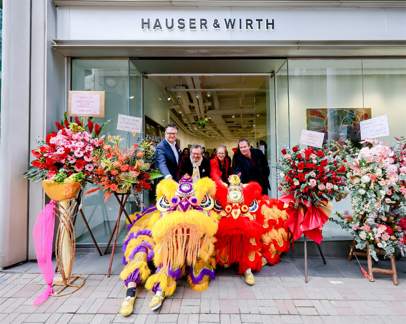 사자춤과 함께 문을 연 하우저 앤드 워스 홍콩 새 갤러리에서의 아이반·마누엘라 워스 부부(가운데). 이들 부부는 하우저 앤드 워스의 공동 대표다. 하우저 앤드 워스 제공