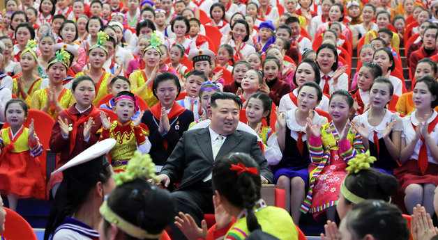 북한 김정은 노동당 총비서가 지난 1일 만경대학생소년궁전에서 열린 학생소년들의 설맞이공연을 관람하고 기념사진을 촬영하고 있다. 평양 노동신문=뉴스1