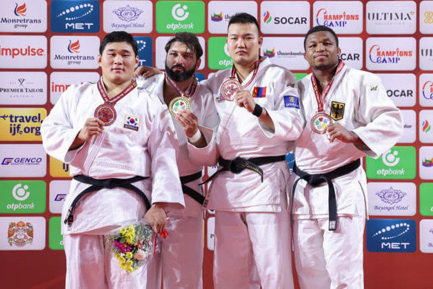 Minjong Kim (left) (provided by IJF)