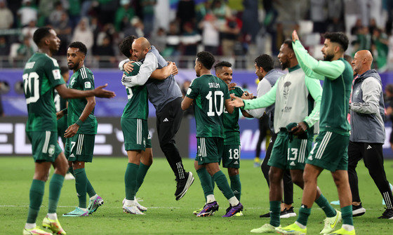 사우디아라비아 선수들이 16일(현지시간) 카타르 도하 칼리파 인터내셔널 스타디움에서 열린 2023 아시아축구연맹(AFC) 카타르 아시안컵 조별리그 F조 사우디아라비아와 오만의 경기에서 2-1로 승리한 후 기뻐하고 있다. 2023.1.17. 뉴스1