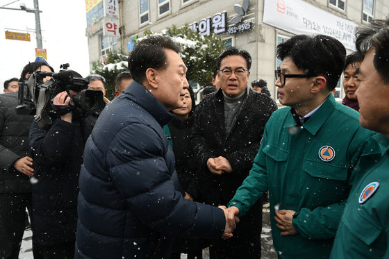 윤석열 대통령과 한동훈 국민의힘 비상대책위원장이 23일 충남 서천 특화시장 화재 현장을 나란히 방문해 피해 상황을 점검한 후 헤어지며 악수를 나누고 있다. (대통령실 제공) 2024.1.23