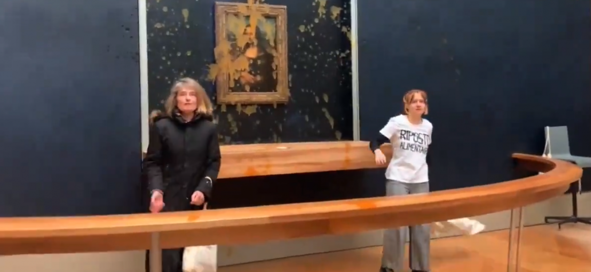 28일(현지시간) 파리 루브르 박물관에서 환경운동가들이 모나리자 그림에 수프를 투척한 후 요구사항을 말하고 있다. /엑스 갈무리